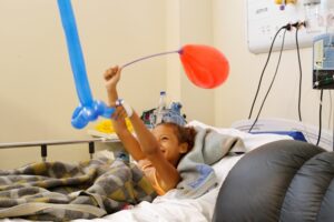 Crianças internadas no HMV recebem visita do Papai Noel