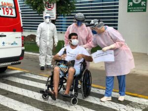 Paciente internado há 44 dias por Covid-19 recebe alta do HMV