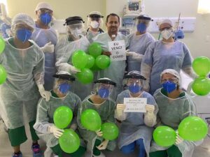 Paciente recebe alta da UTI Covid após 61 dias de internamento