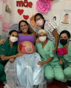 Arte gestacional para as grávidas em atendimento