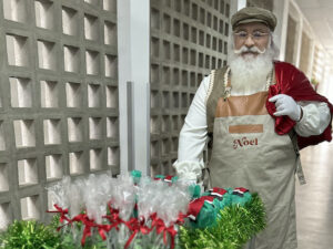 Papai Noel leva alegria e boas vibrações para os pacientes do HMV
